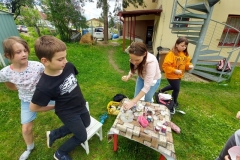 květen-na-zahradě-kameny._result