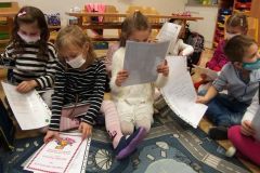 Předávání-výpisu-z-vysvědčení-v-prvních-třídách-01